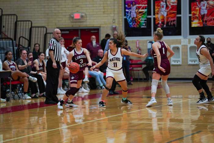 mathis-london-girls-basketball-playoffs00100